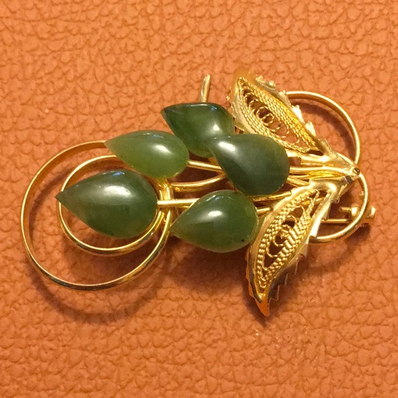 1960’s Jade Teardrop Flower Bouquet - Picture 3 of 4